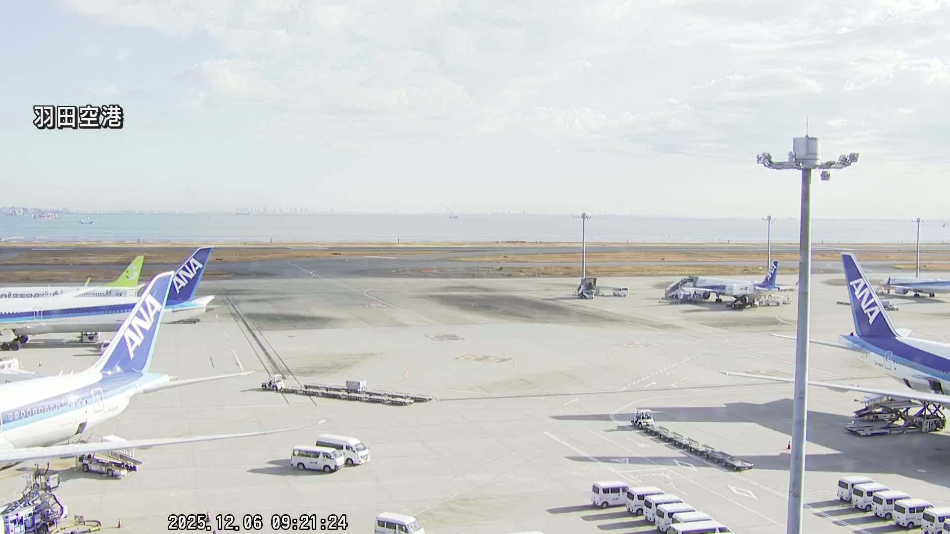 Tokyo Haneda International Airport  Terminal 2 towards North  ( 東京羽田空港 ) Live Cam HND/RJTT - Hanedakuko, Ōta-ku,Tokyo, Kantō, Honshu, Japan