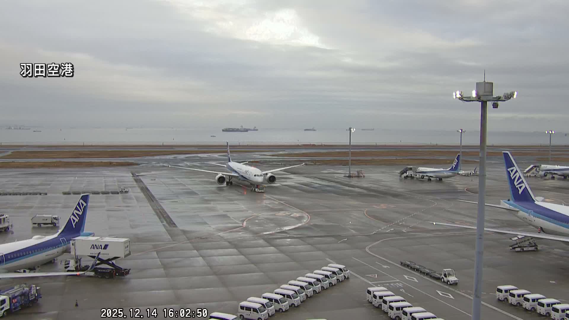 Tokyo Haneda International Airport  Terminal 2 towards North  ( 東京羽田空港 ) Live Cam HND/RJTT - Hanedakuko, Ōta-ku,Tokyo, Kantō, Honshu, Japan