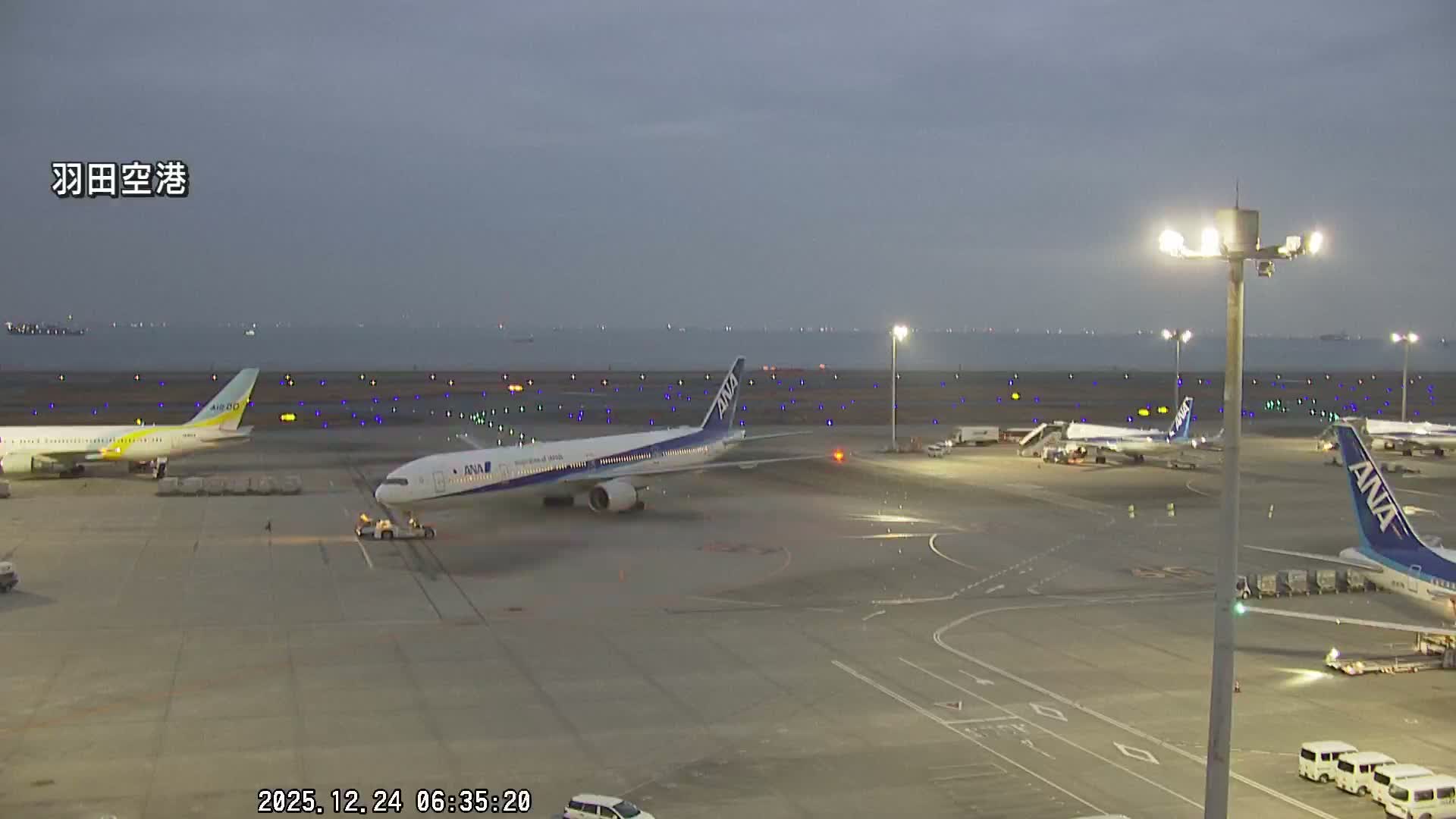 Tokyo Haneda International Airport  Terminal 2 towards North  ( 東京羽田空港 ) Live Cam HND/RJTT - Hanedakuko, Ōta-ku,Tokyo, Kantō, Honshu, Japan