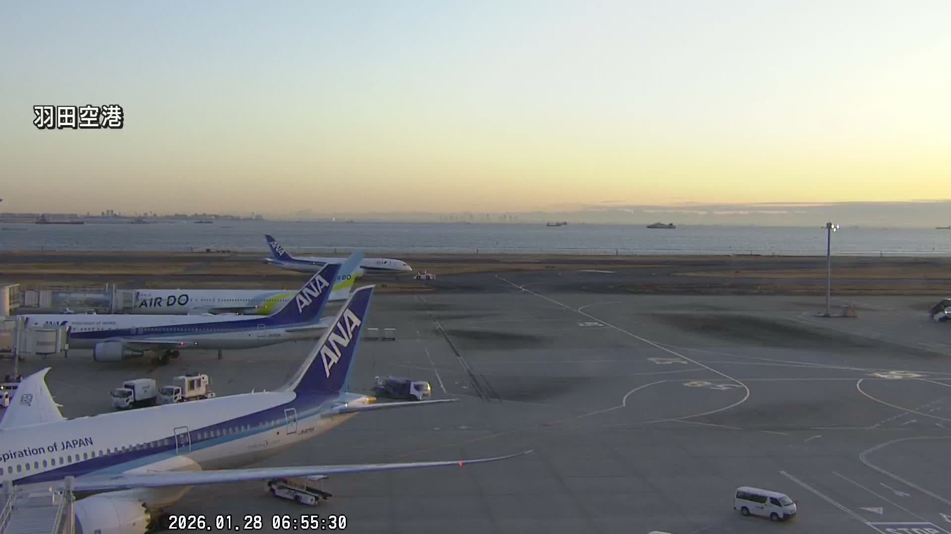 Tokyo Haneda International Airport  Terminal 2 towards North  ( 東京羽田空港 ) Live Cam HND/RJTT - Hanedakuko, Ōta-ku,Tokyo, Kantō, Honshu, Japan