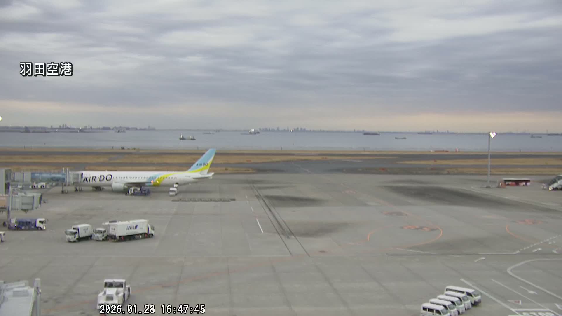 Tokyo Haneda International Airport  Terminal 2 towards North  ( 東京羽田空港 ) Live Cam HND/RJTT - Hanedakuko, Ōta-ku,Tokyo, Kantō, Honshu, Japan
