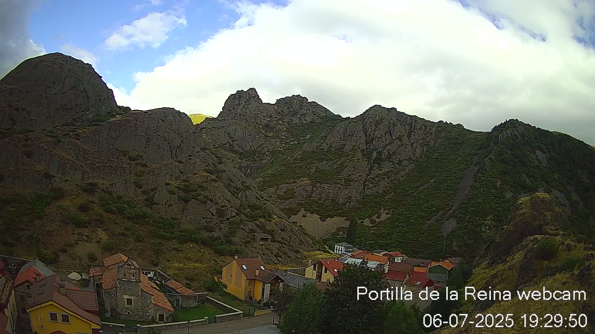 Picos de Europa National Park from Portilla de la Reina Village Live Cam - León, Castila&Leon, Spain