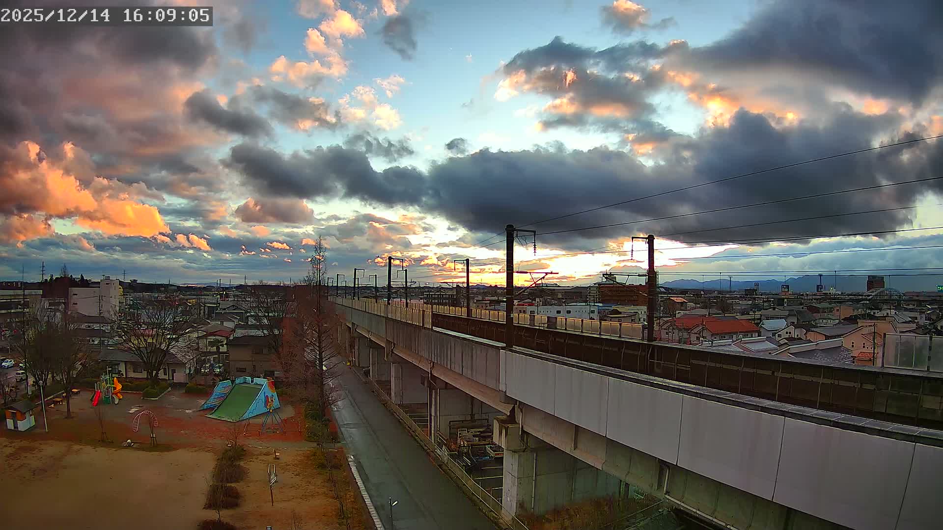 Koriyama City Skyline & Tonoku / Akita Shinkansen ( Bullet Train ) Viaduct ( 郡山市街のスカイラインと東濃・秋田新幹線高架橋 ) Live Cam - 2 Chome, Asakamachi Hidenoyama, Koriyama, Fukuşima, Tōhoku, Honshu, Japan