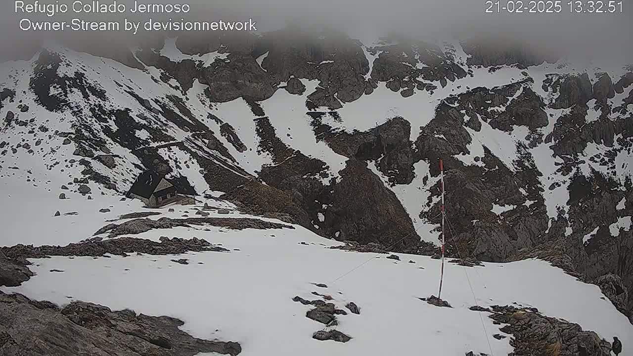 Picos de Europa Mountain Range Collado Jermoso Refuge Live Cam - León, Castila&Leon, Spain