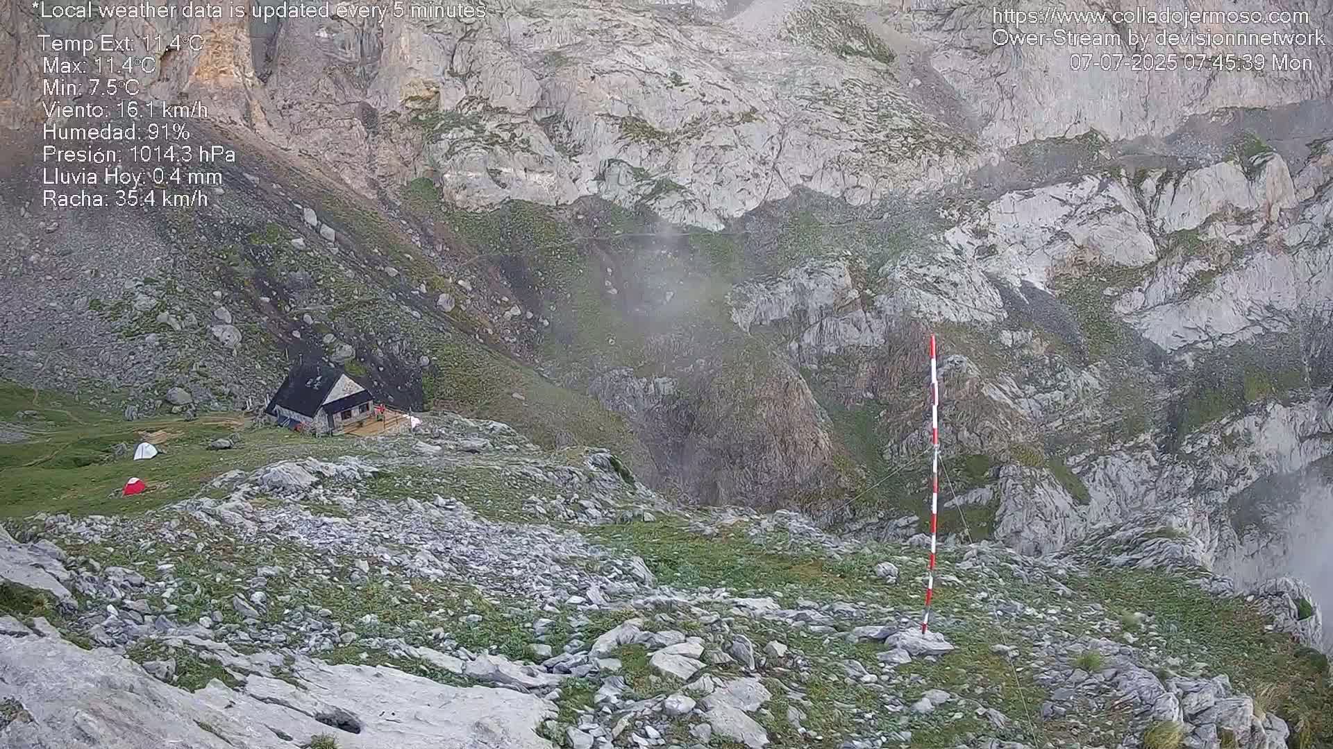 Picos de Europa Mountain Range Collado Jermoso Refuge Live Cam - León, Castila&Leon, Spain