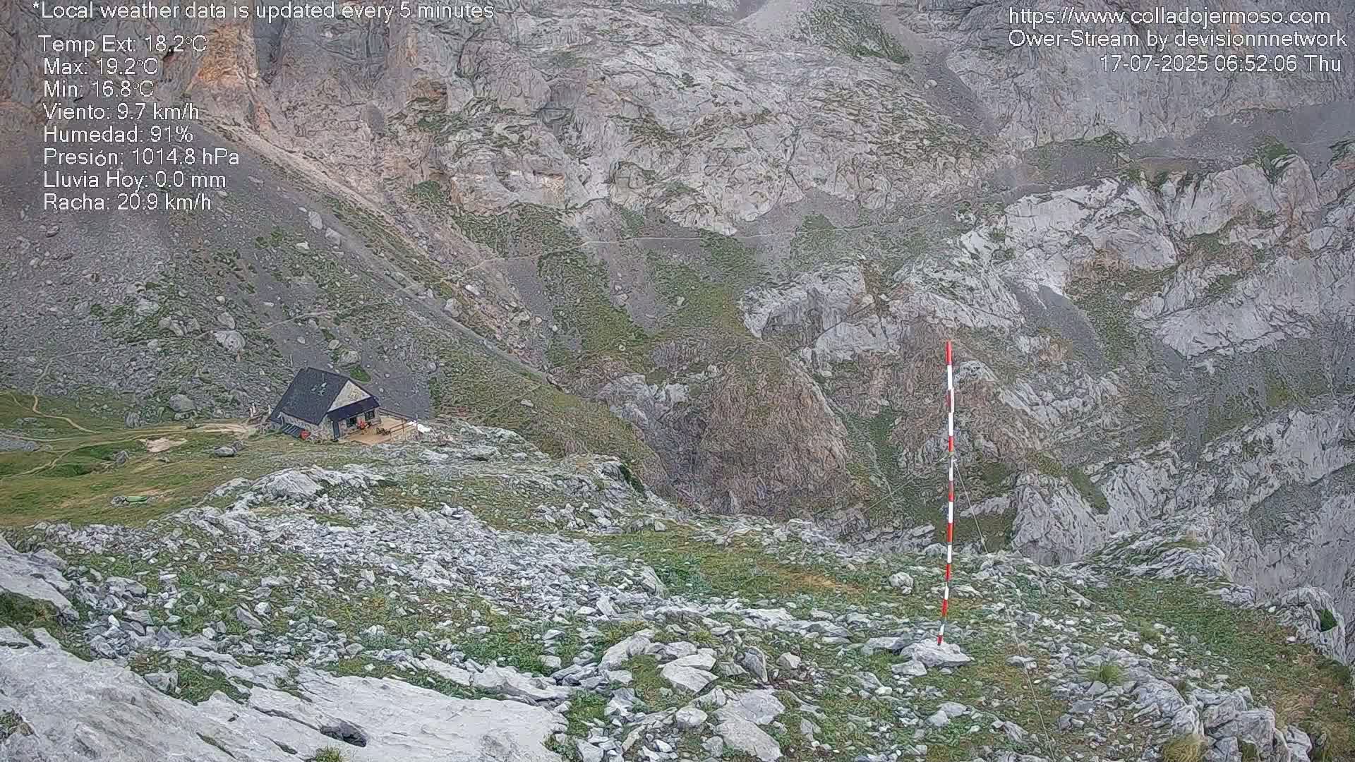 Picos de Europa Mountain Range Collado Jermoso Refuge Live Cam - León, Castila&Leon, Spain