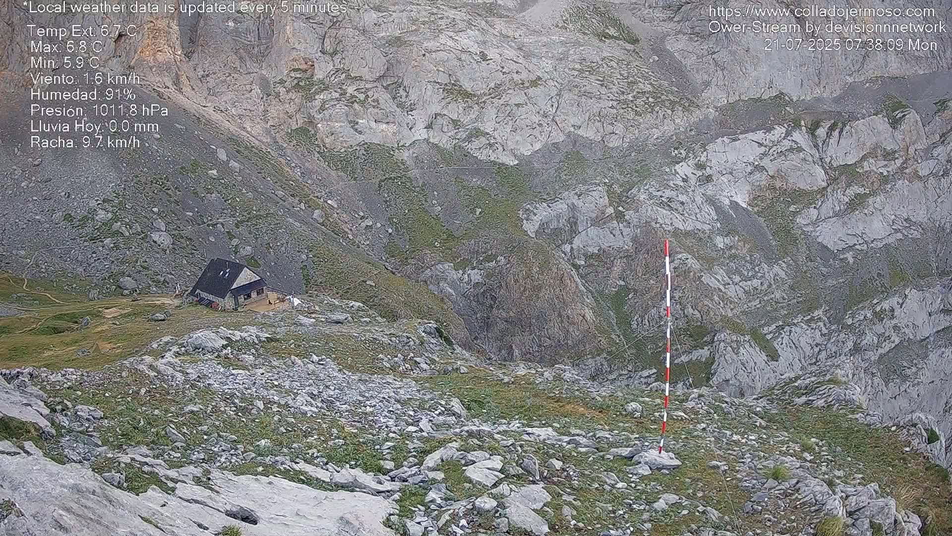 Picos de Europa Mountain Range Collado Jermoso Refuge Live Cam - León, Castila&Leon, Spain