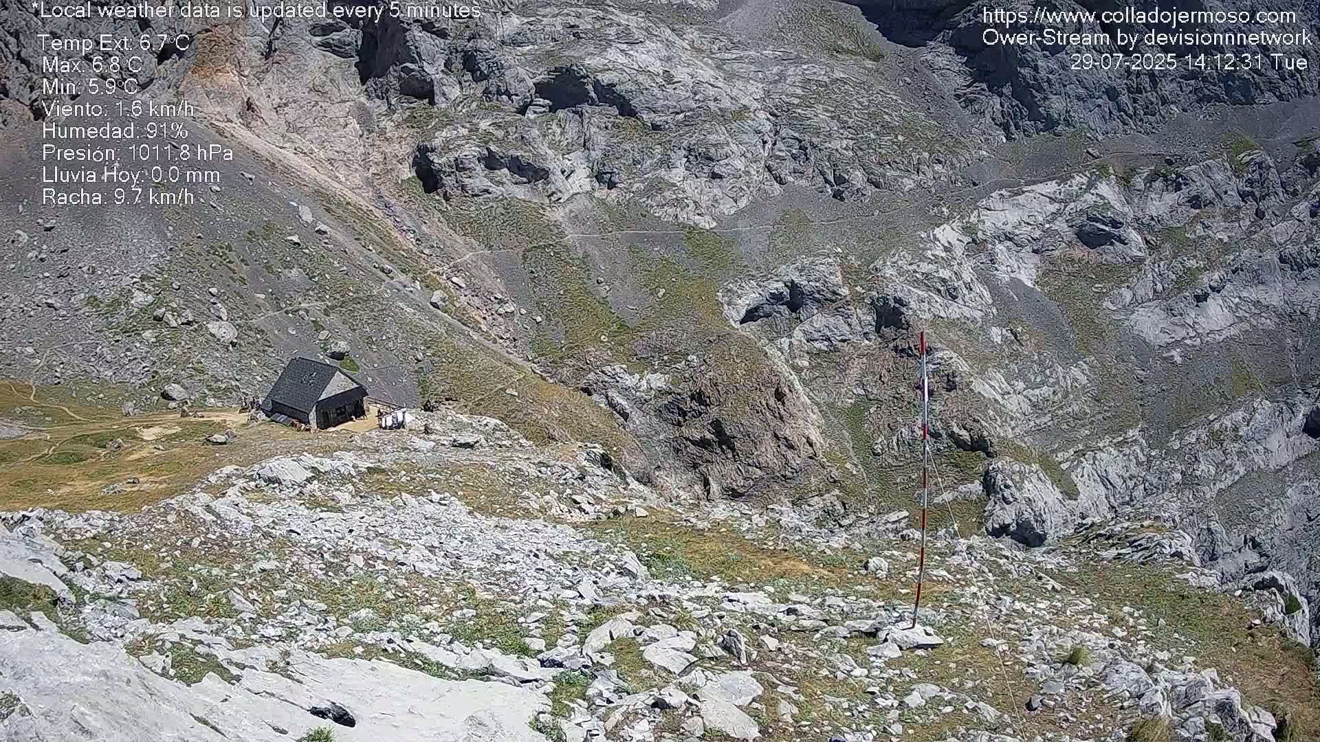 Picos de Europa Mountain Range Collado Jermoso Refuge Live Cam - León, Castila&Leon, Spain