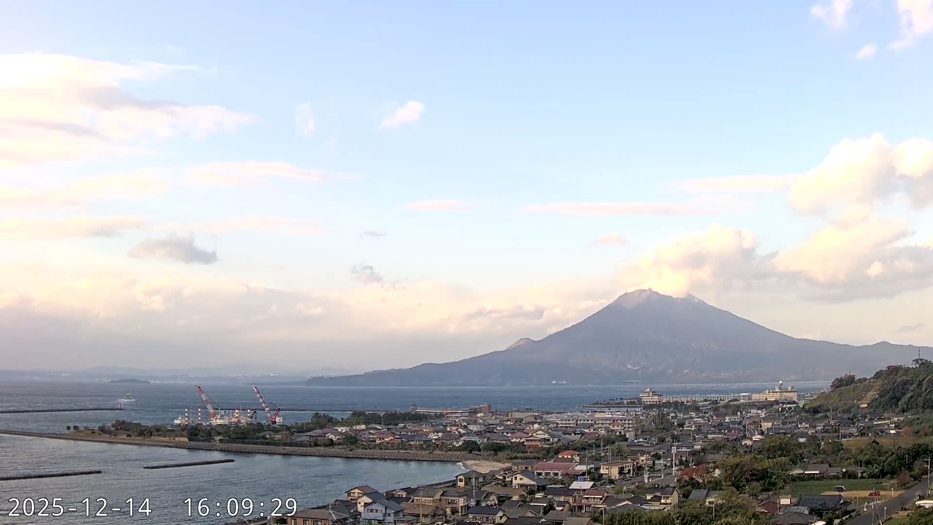 Tarumizu City Skyline & Sakurajima Living Volcano View ( 垂水市のスカイラインと桜島の活火山ビュー ) Live Cam - Hamabira, Tarumizu, Kagoshima Prefecture, Kyushu, Japan