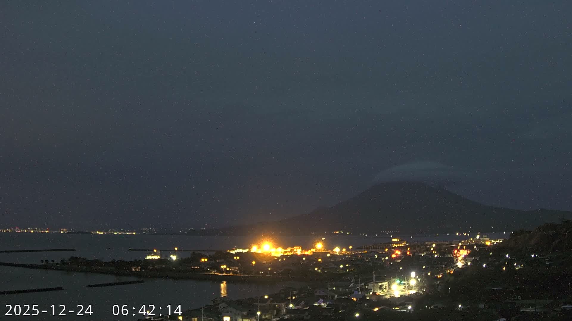 Tarumizu City Skyline & Sakurajima Living Volcano View ( 垂水市のスカイラインと桜島の活火山ビュー ) Live Cam - Hamabira, Tarumizu, Kagoshima Prefecture, Kyushu, Japan