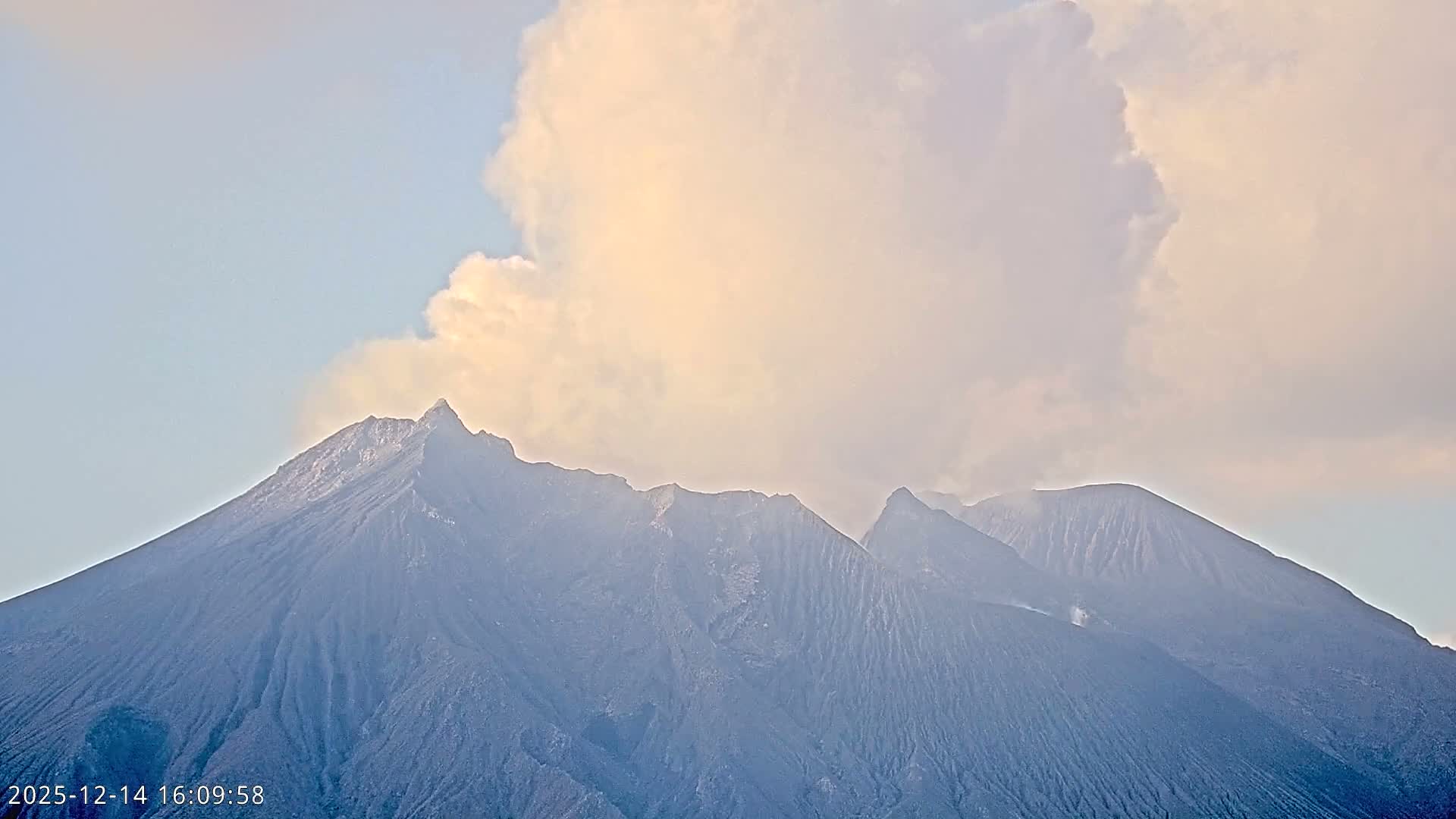 Sakurajima Living Volcano Craters Observation  from Tarumizu City ( 垂水市から桜島活火山火口を観察 ) Live Cam - Ichiki, Tarumizu, Kagoshima Prefecture, Kyushu, Japan