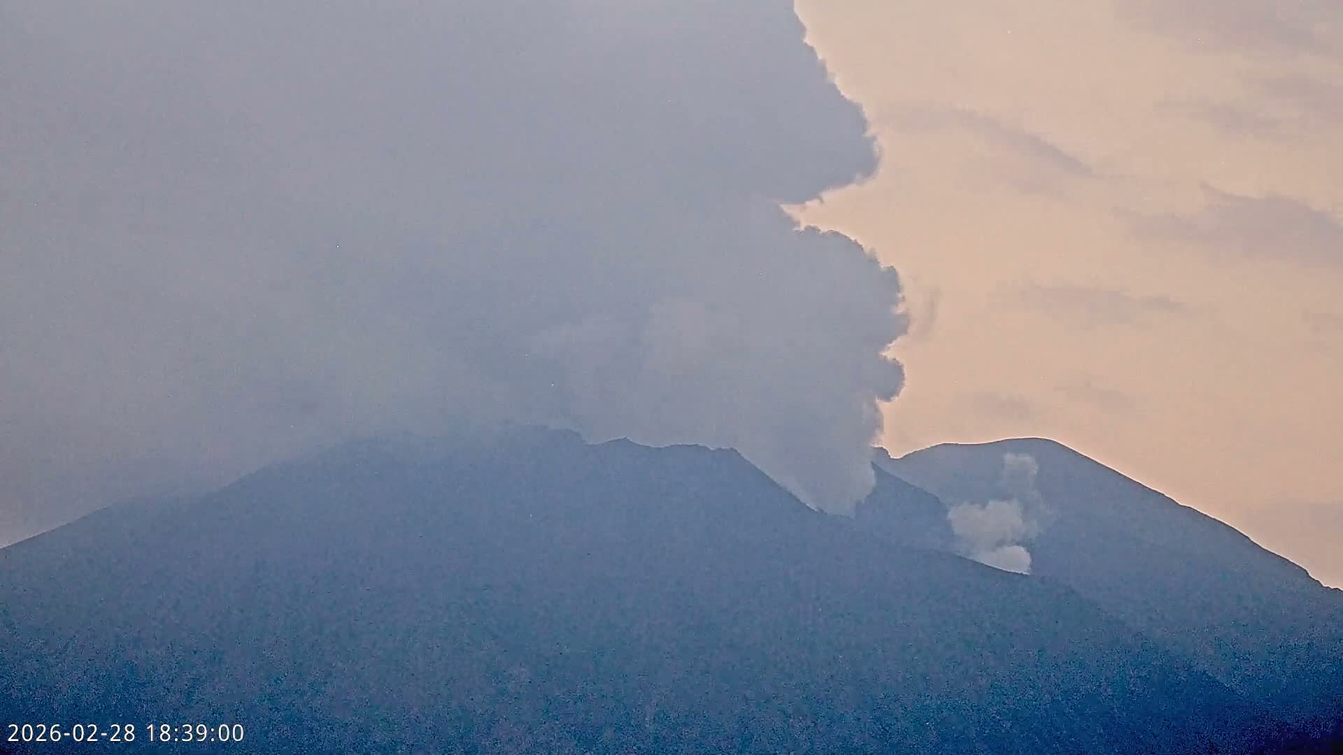 Sakurajima Living Volcano Craters Observation  from Tarumizu City ( 垂水市から桜島活火山火口を観察 ) Live Cam - Ichiki, Tarumizu, Kagoshima Prefecture, Kyushu, Japan