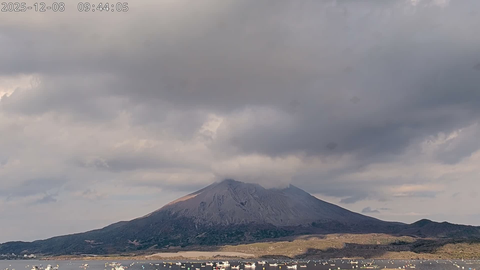 Tarumizu, Kaigata Fishing Port & Sakurajima Living Volcano View ( 垂水・貝潟漁港＆桜島リビングボルケーノビュー )  Live Cam - Kaigata, Tarumizu, Kagoshima Prefecture, Kyushu, Japan