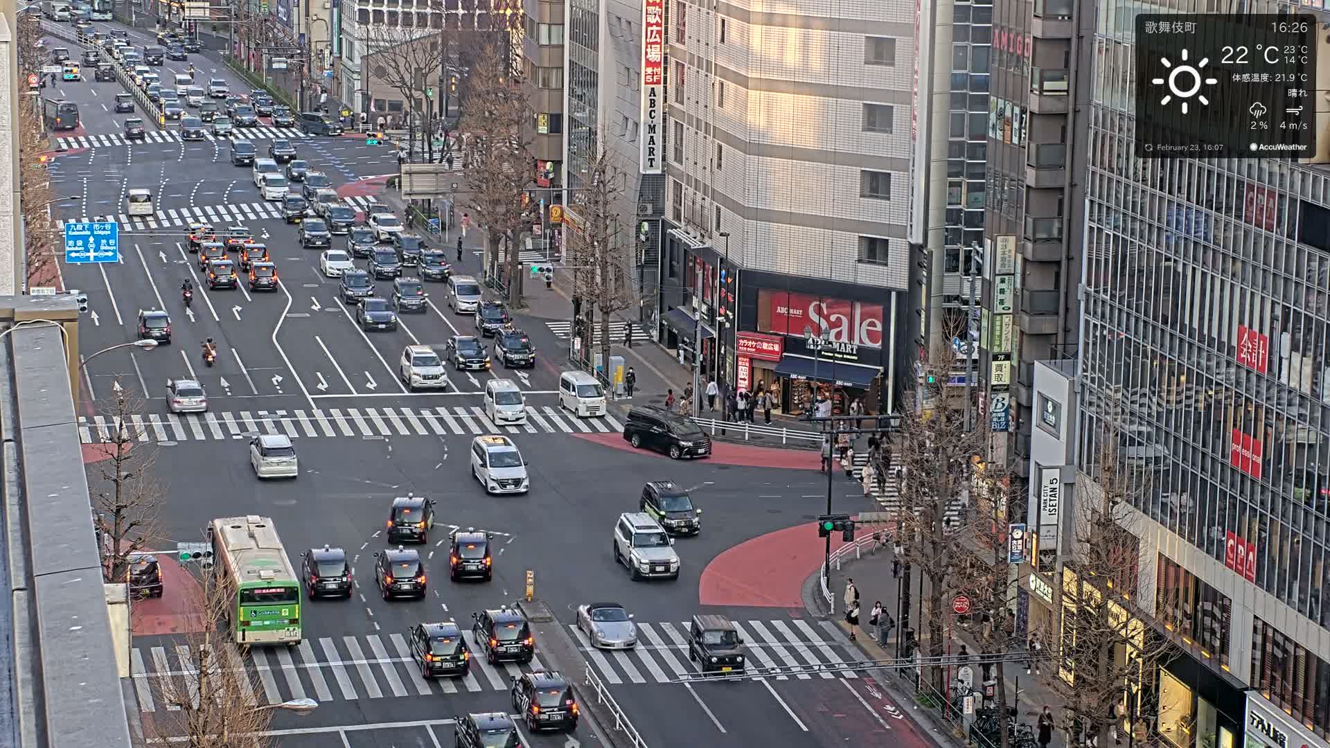 Tokyo, Shinjuku Kabukicho Meiji-dori / Yasukuni-dori Avenue Junction ( 東京 新宿 歌舞伎町 明治通り・靖国通り交差点 ) Live Cam - 1 Chome, Kabukichō, Shinjuku-ku, Tokyo, Kantō, Honshu, Japan