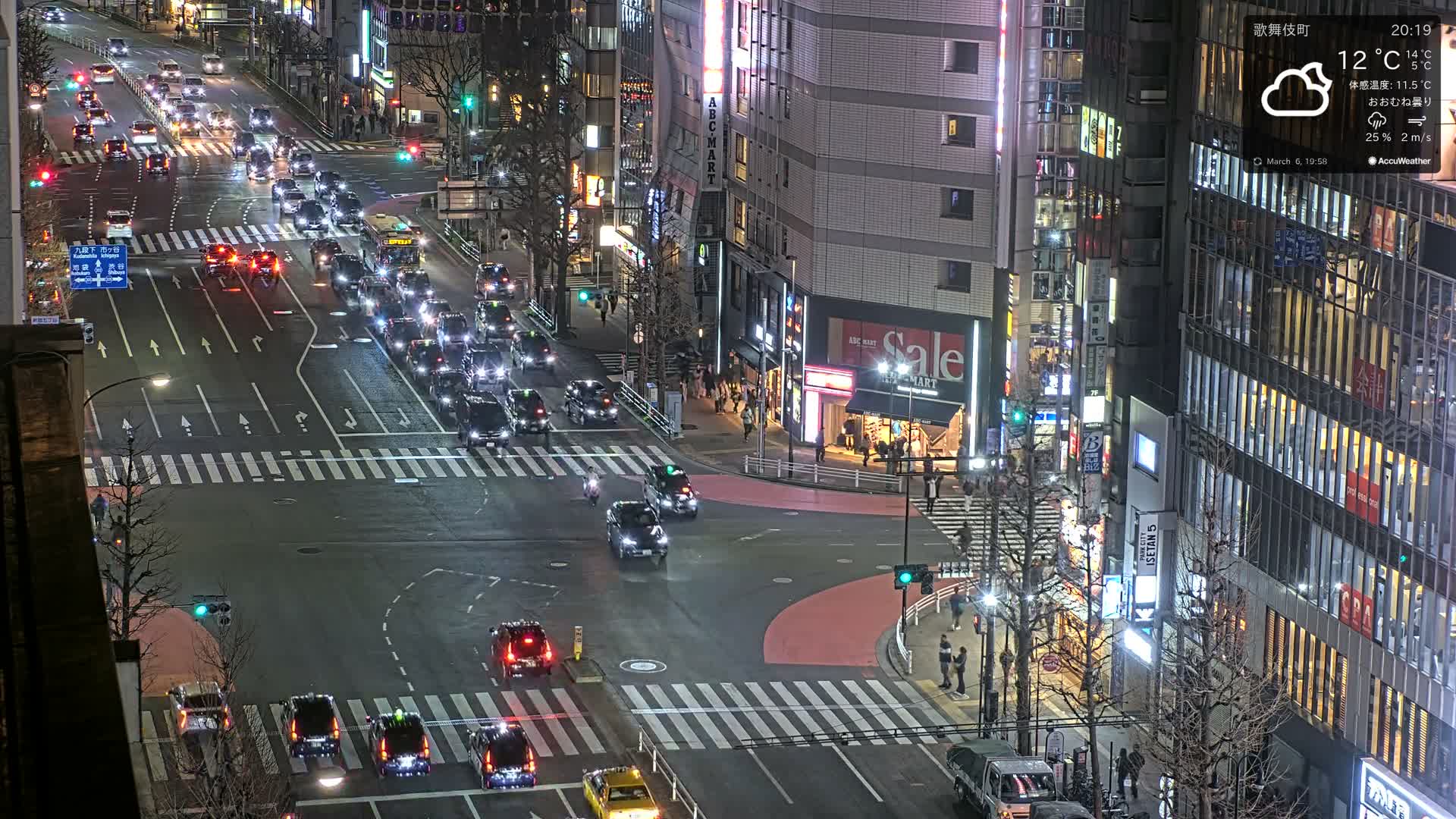Tokyo, Shinjuku Kabukicho Meiji-dori / Yasukuni-dori Avenue Junction ( 東京 新宿 歌舞伎町 明治通り・靖国通り交差点 ) Live Cam - 1 Chome, Kabukichō, Shinjuku-ku, Tokyo, Kantō, Honshu, Japan