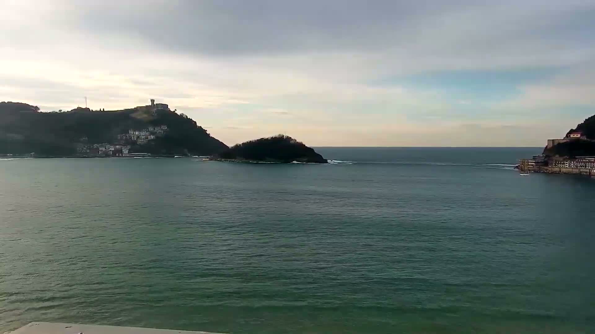 San Sebastian, Playa La Concha Beach Live Cam - Gipuzkoa, Basque, Spain