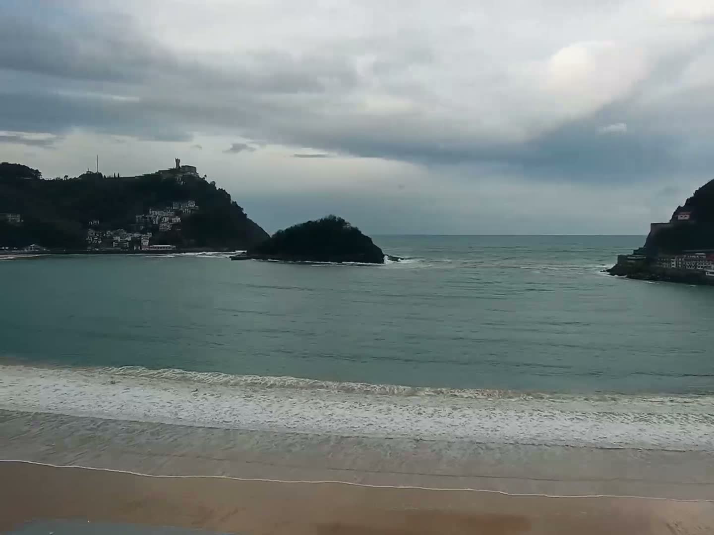 San Sebastian, Playa La Concha Beach Live Cam - Gipuzkoa, Basque, Spain