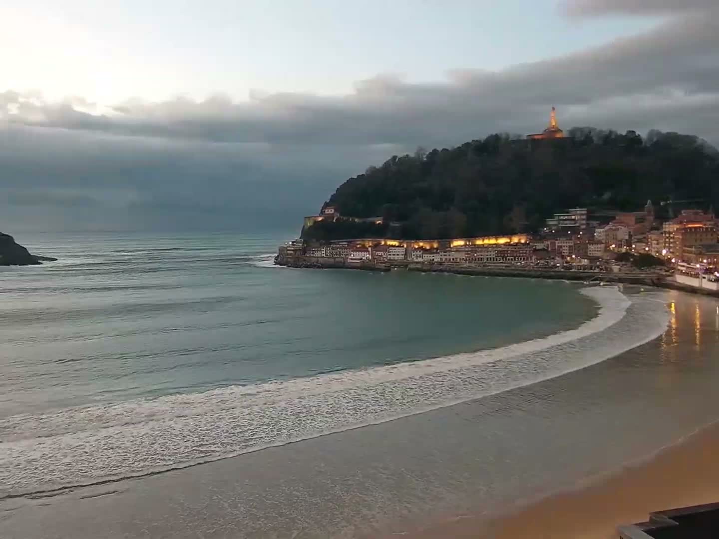 San Sebastian, Playa La Concha Beach Live Cam - Gipuzkoa, Basque, Spain