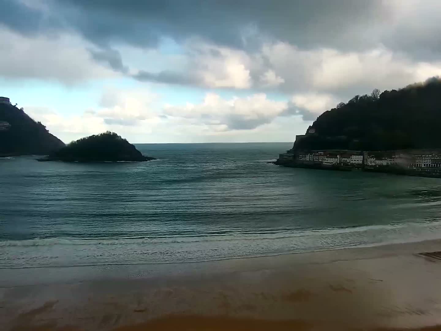 San Sebastian, Playa La Concha Beach Live Cam - Gipuzkoa, Basque, Spain