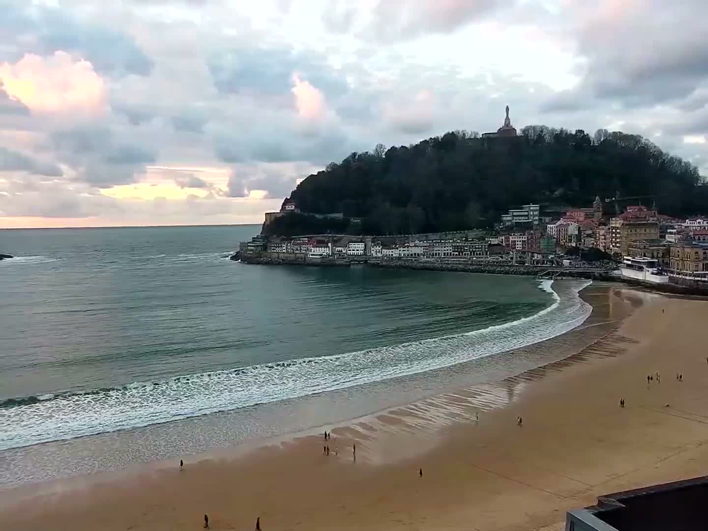 San Sebastian, Playa La Concha Beach Live Cam - Gipuzkoa, Basque, Spain