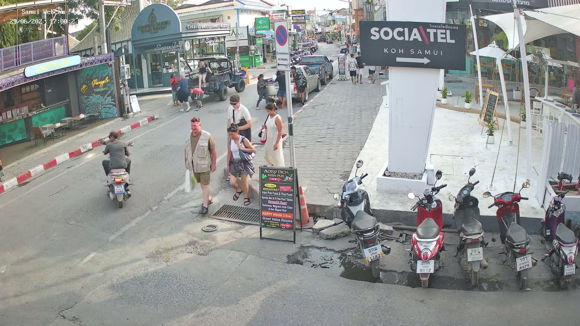 Chaweng Town Center Live Cam - Ko Samui, Surat Thani, Thailand