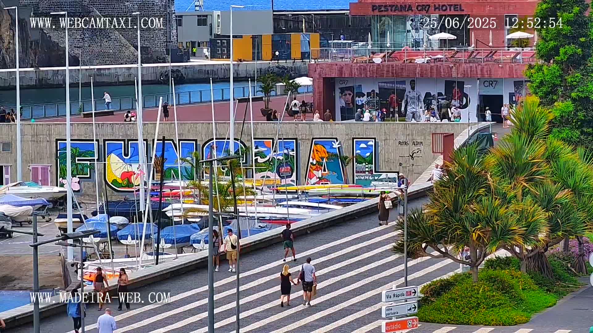 CR7 Museum & Busto do Bust of Dr. Francisco Sá Carneiro PTZ Live Cam - Funchal, Madeira, Portugal