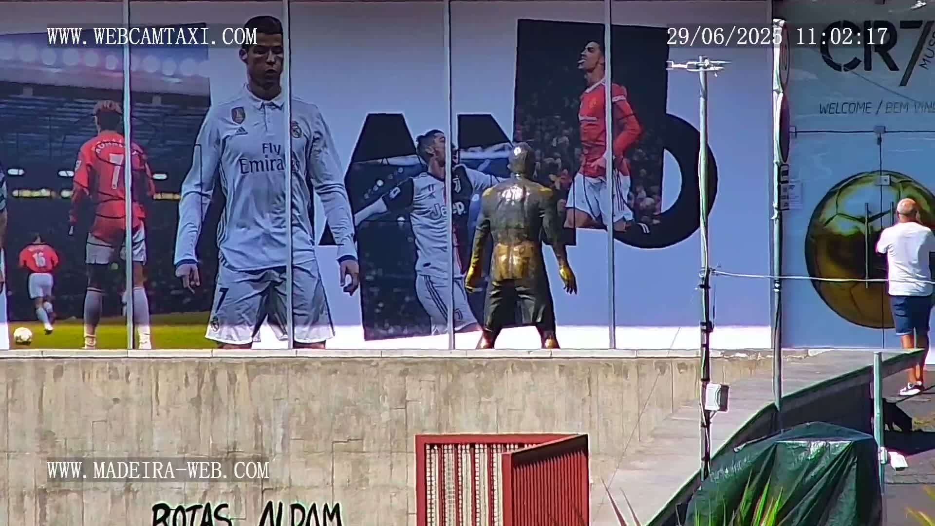 CR7 Museum & Busto do Bust of Dr. Francisco Sá Carneiro PTZ Live Cam - Funchal, Madeira, Portugal