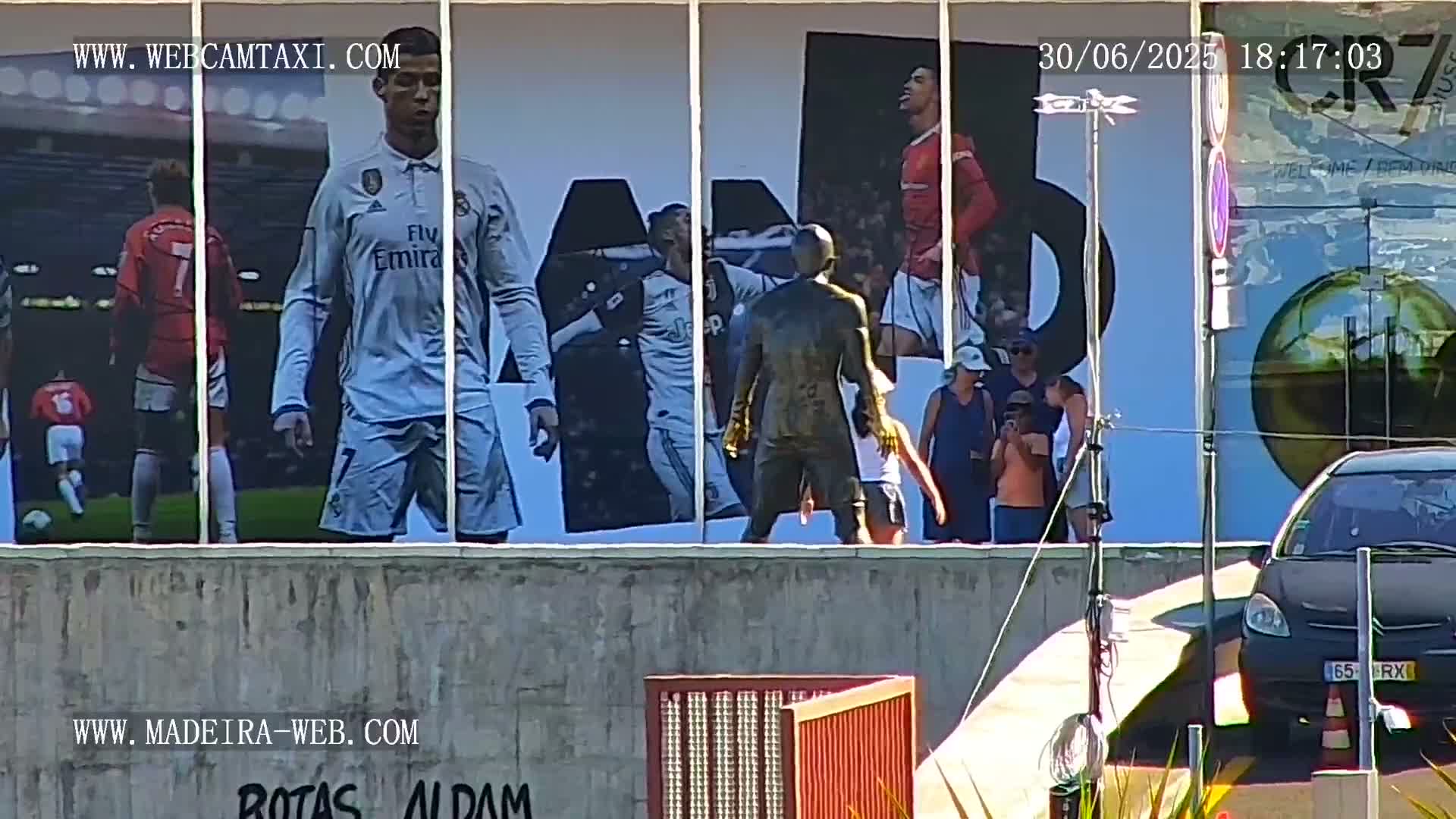 CR7 Museum & Busto do Bust of Dr. Francisco Sá Carneiro PTZ Live Cam - Funchal, Madeira, Portugal