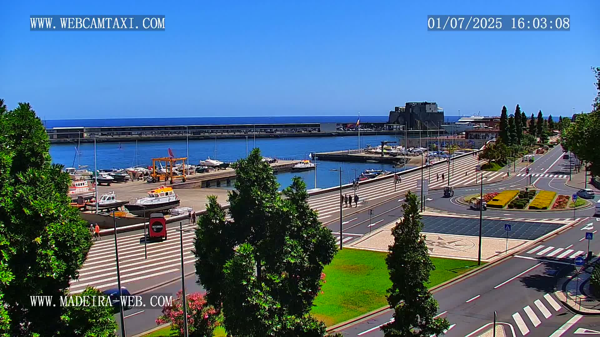 CR7 Museum & Busto do Bust of Dr. Francisco Sá Carneiro PTZ Live Cam - Funchal, Madeira, Portugal