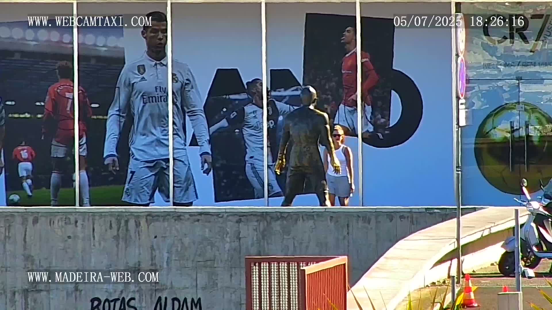 CR7 Museum & Busto do Bust of Dr. Francisco Sá Carneiro PTZ Live Cam - Funchal, Madeira, Portugal