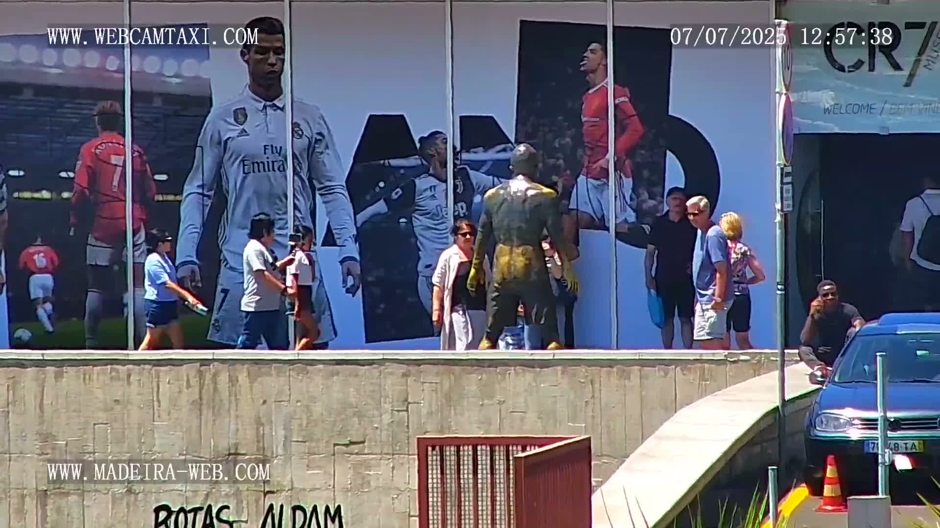 CR7 Museum & Busto do Bust of Dr. Francisco Sá Carneiro PTZ Live Cam - Funchal, Madeira, Portugal