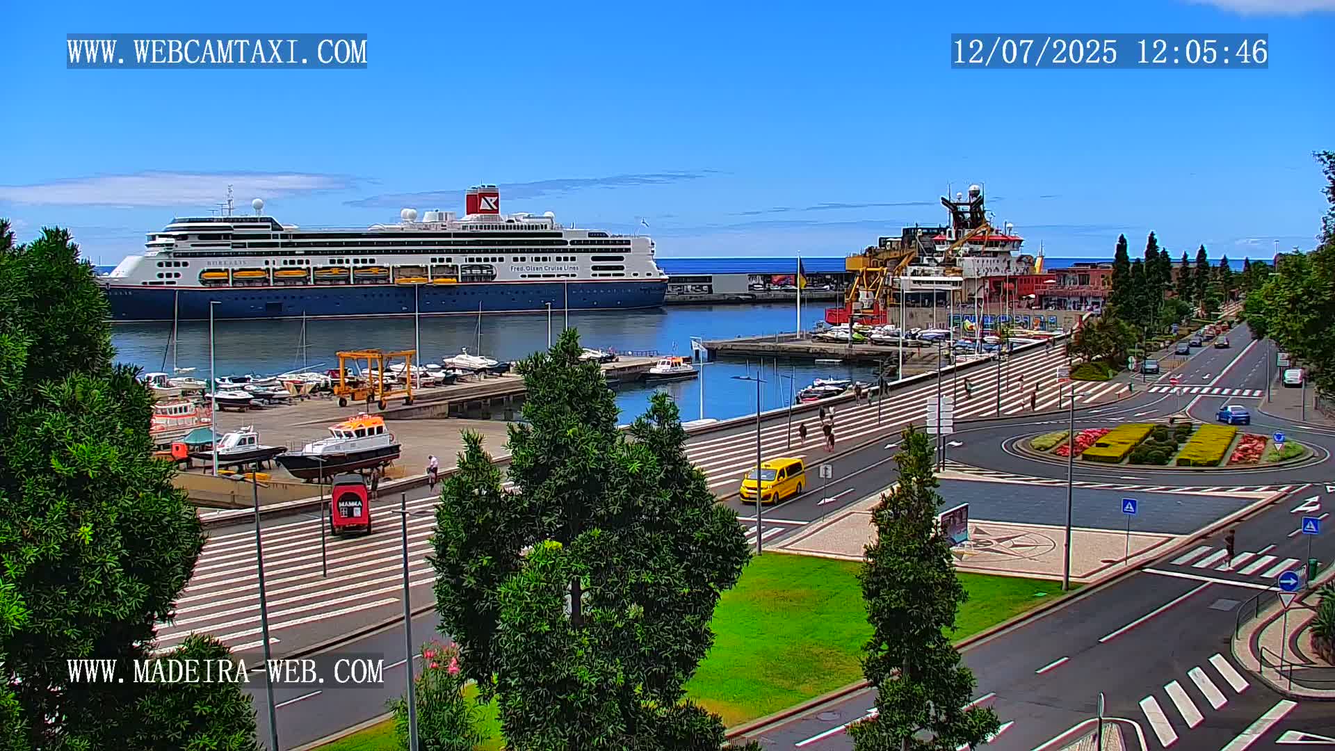 CR7 Museum & Busto do Bust of Dr. Francisco Sá Carneiro PTZ Live Cam - Funchal, Madeira, Portugal