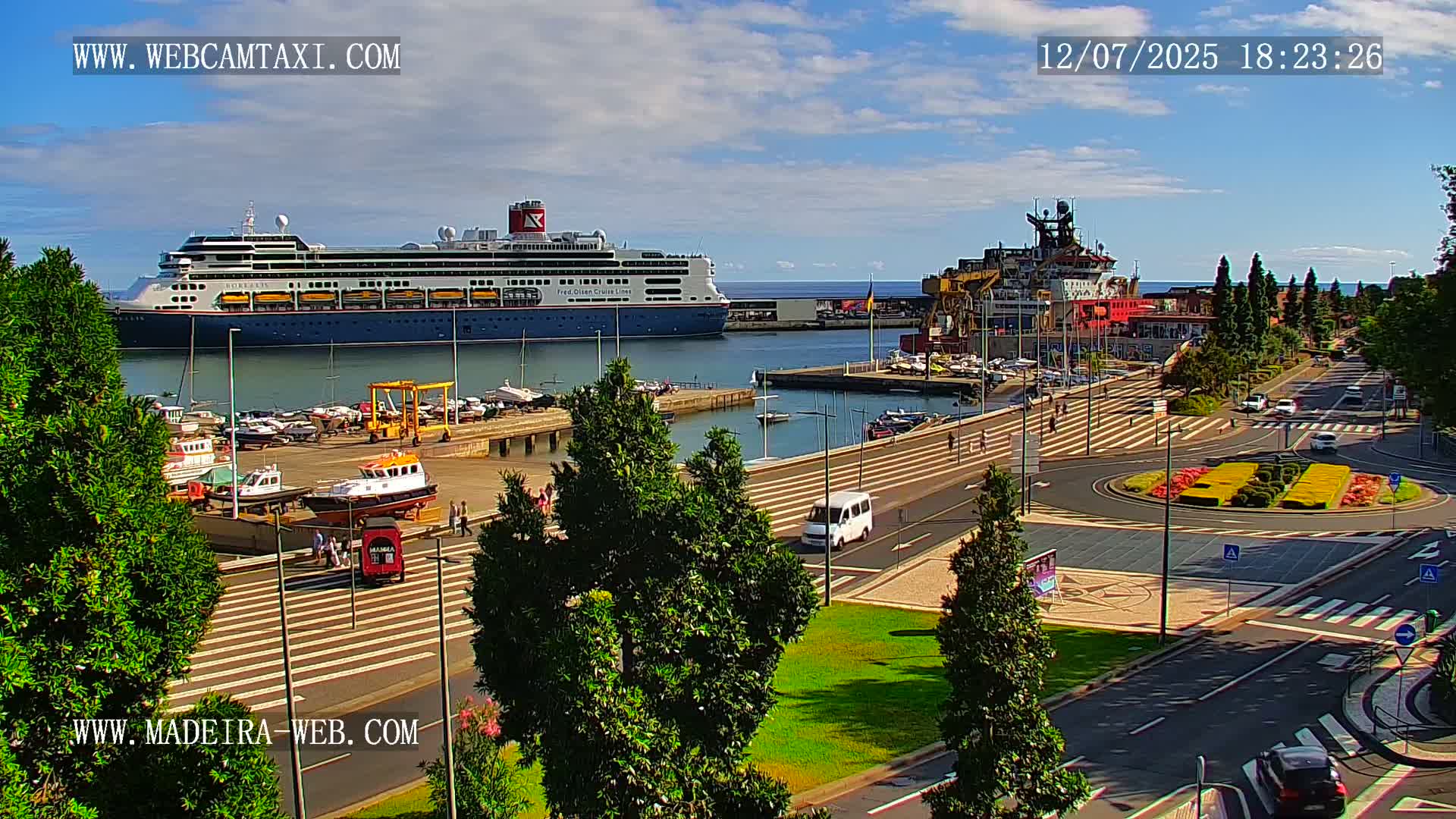 CR7 Museum & Busto do Bust of Dr. Francisco Sá Carneiro PTZ Live Cam - Funchal, Madeira, Portugal