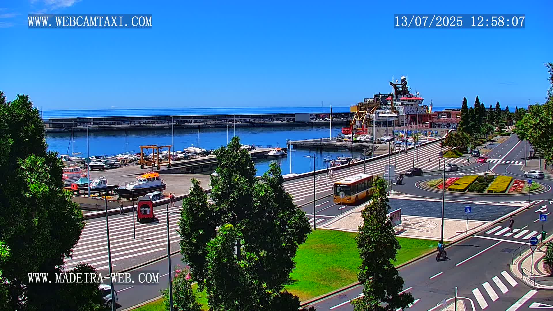 CR7 Museum & Busto do Bust of Dr. Francisco Sá Carneiro PTZ Live Cam - Funchal, Madeira, Portugal
