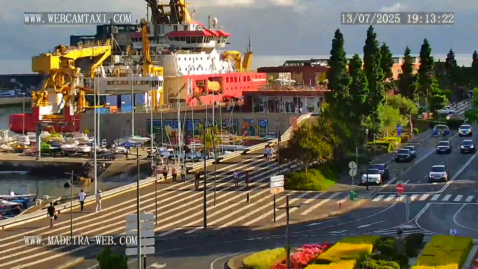 CR7 Museum & Busto do Bust of Dr. Francisco Sá Carneiro PTZ Live Cam - Funchal, Madeira, Portugal