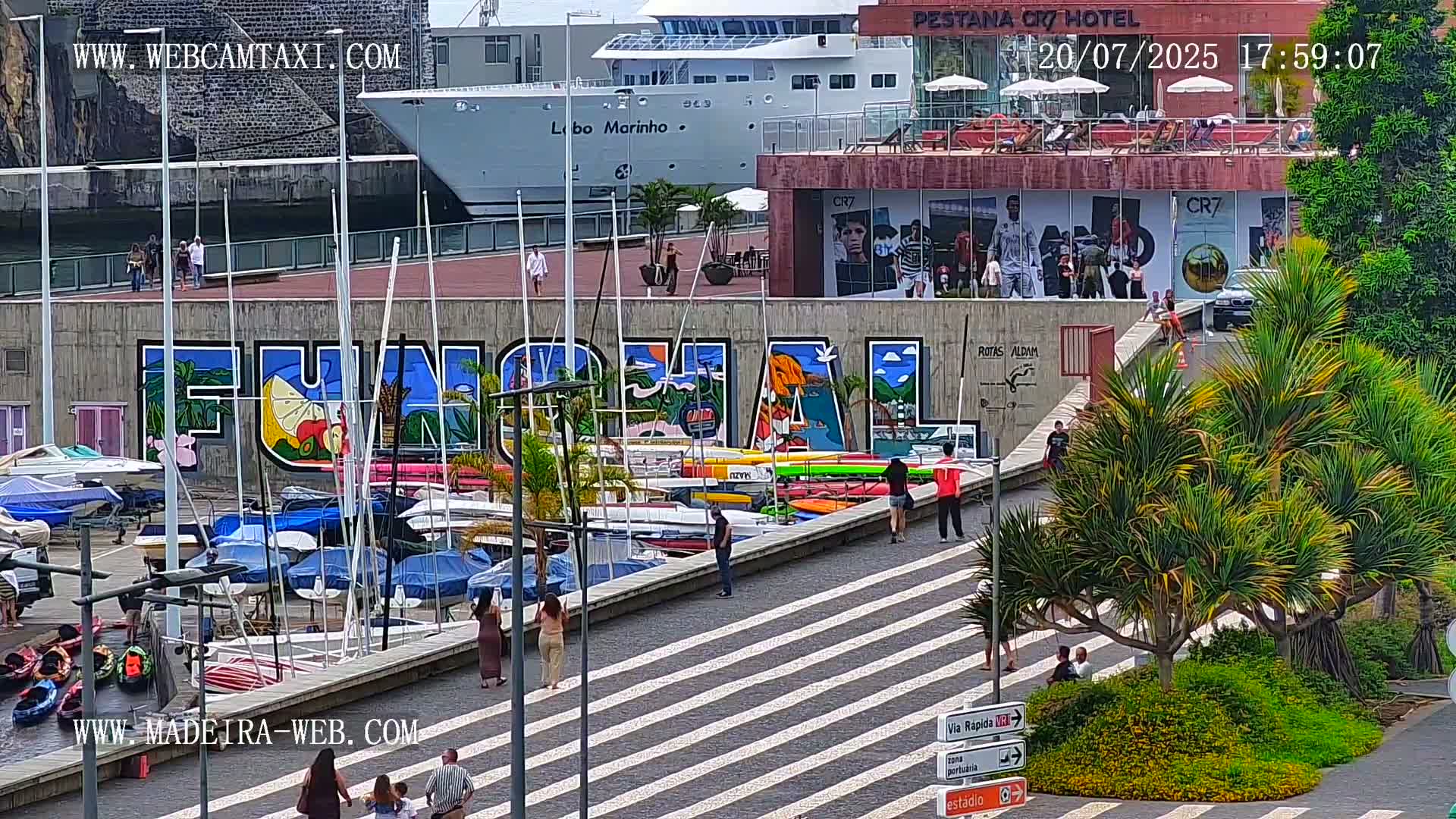 CR7 Museum & Busto do Bust of Dr. Francisco Sá Carneiro PTZ Live Cam - Funchal, Madeira, Portugal