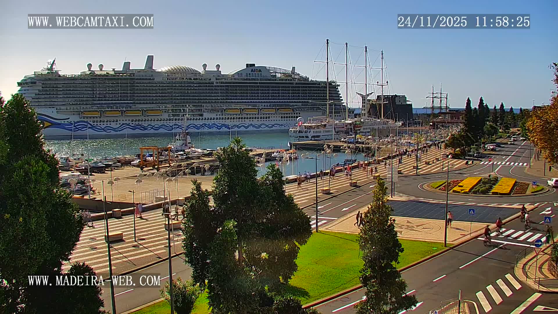 CR7 Museum & Busto do Bust of Dr. Francisco Sá Carneiro PTZ Live Cam - Funchal, Madeira, Portugal