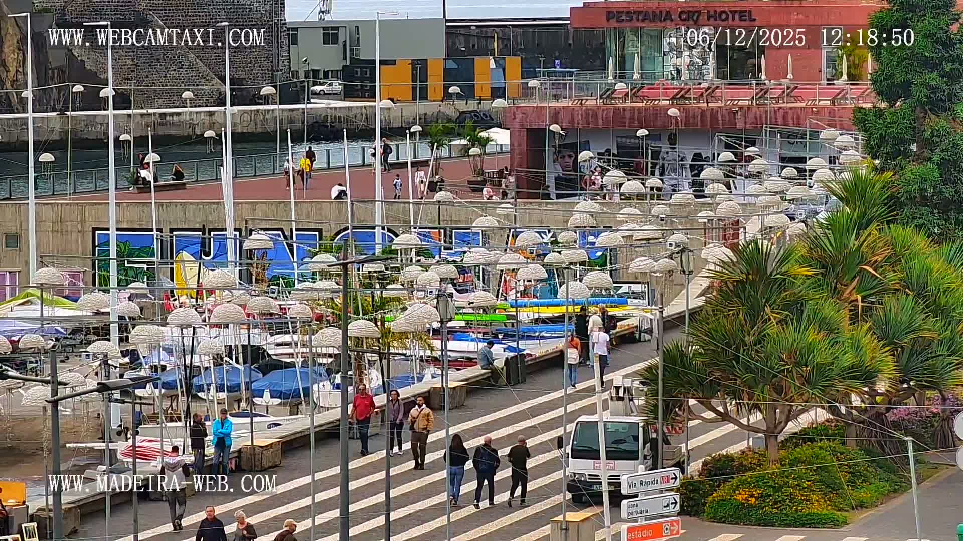 CR7 Museum & Busto do Bust of Dr. Francisco Sá Carneiro PTZ Live Cam - Funchal, Madeira, Portugal