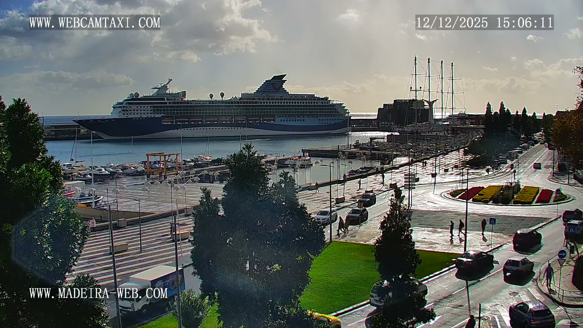 CR7 Museum & Busto do Bust of Dr. Francisco Sá Carneiro PTZ Live Cam - Funchal, Madeira, Portugal