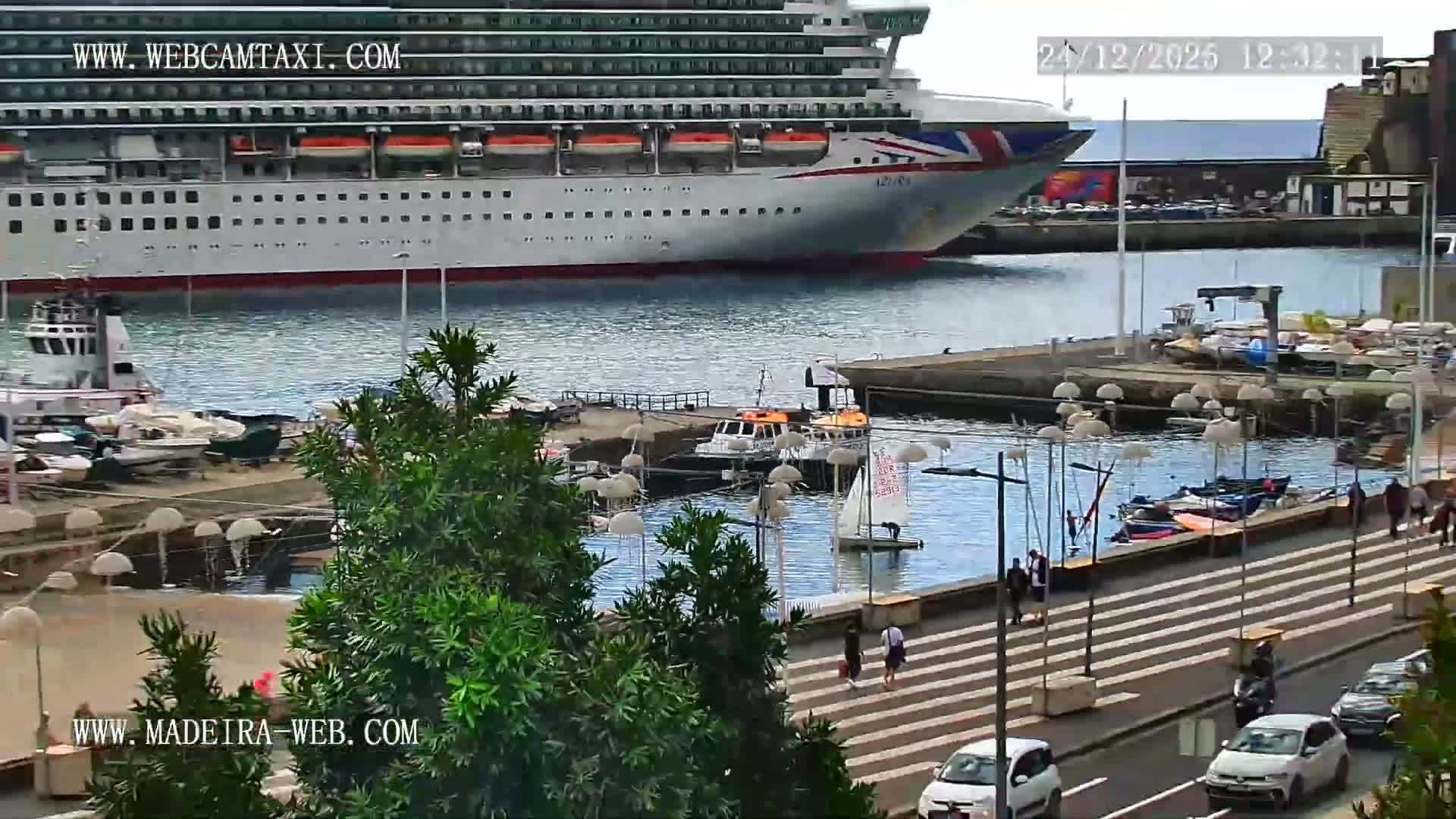CR7 Museum & Busto do Bust of Dr. Francisco Sá Carneiro PTZ Live Cam - Funchal, Madeira, Portugal