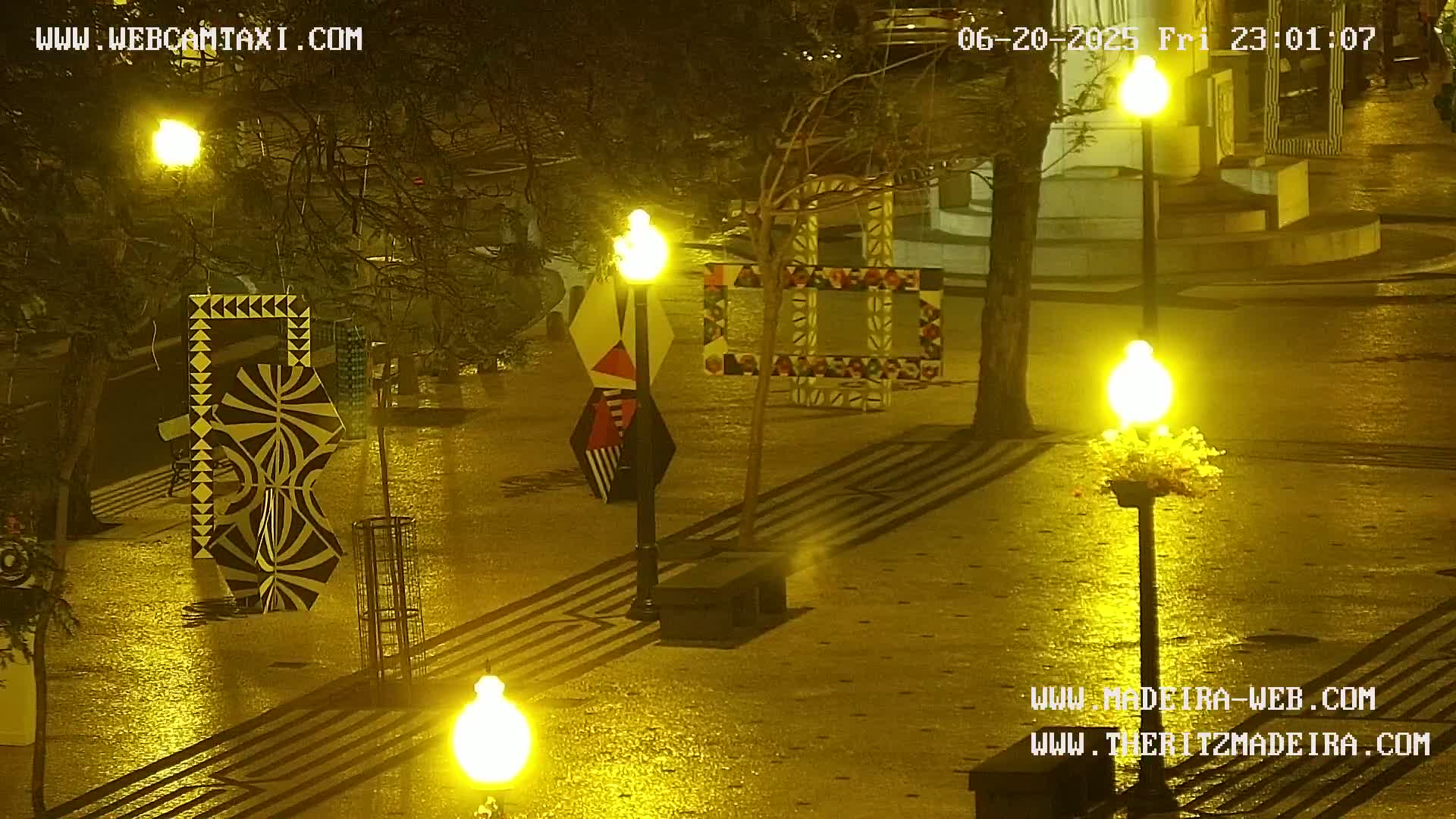 Ritz, Avenida Arriaga Avenue & Joao Goncalves Zarco Statue Live Cam - Funchal, Madeira, Portugal