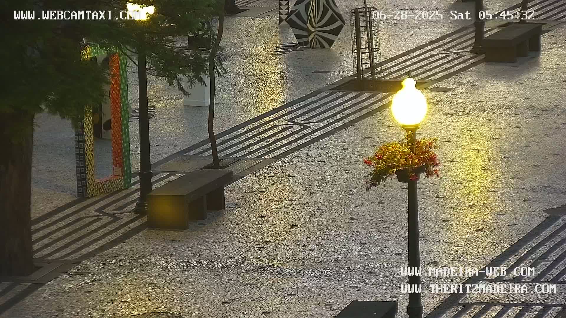 Ritz, Avenida Arriaga Avenue & Joao Goncalves Zarco Statue Live Cam - Funchal, Madeira, Portugal