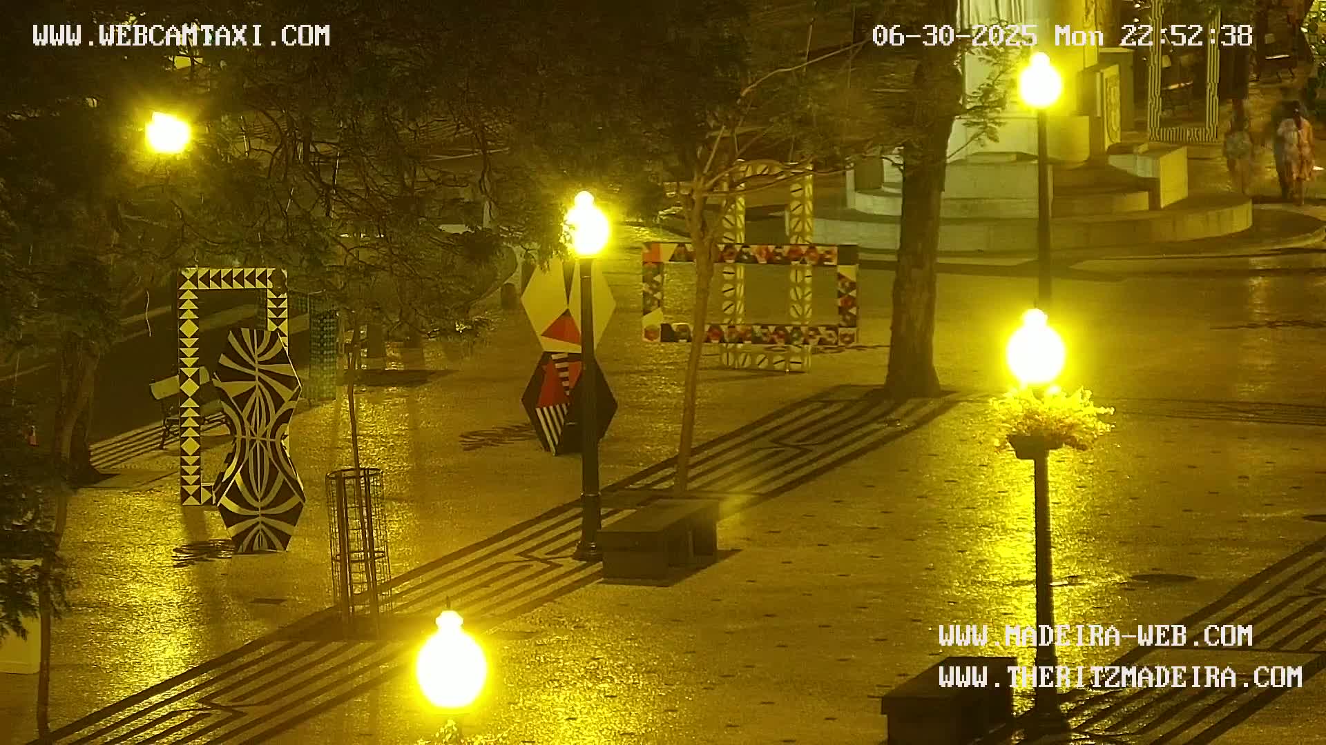 Ritz, Avenida Arriaga Avenue & Joao Goncalves Zarco Statue Live Cam - Funchal, Madeira, Portugal