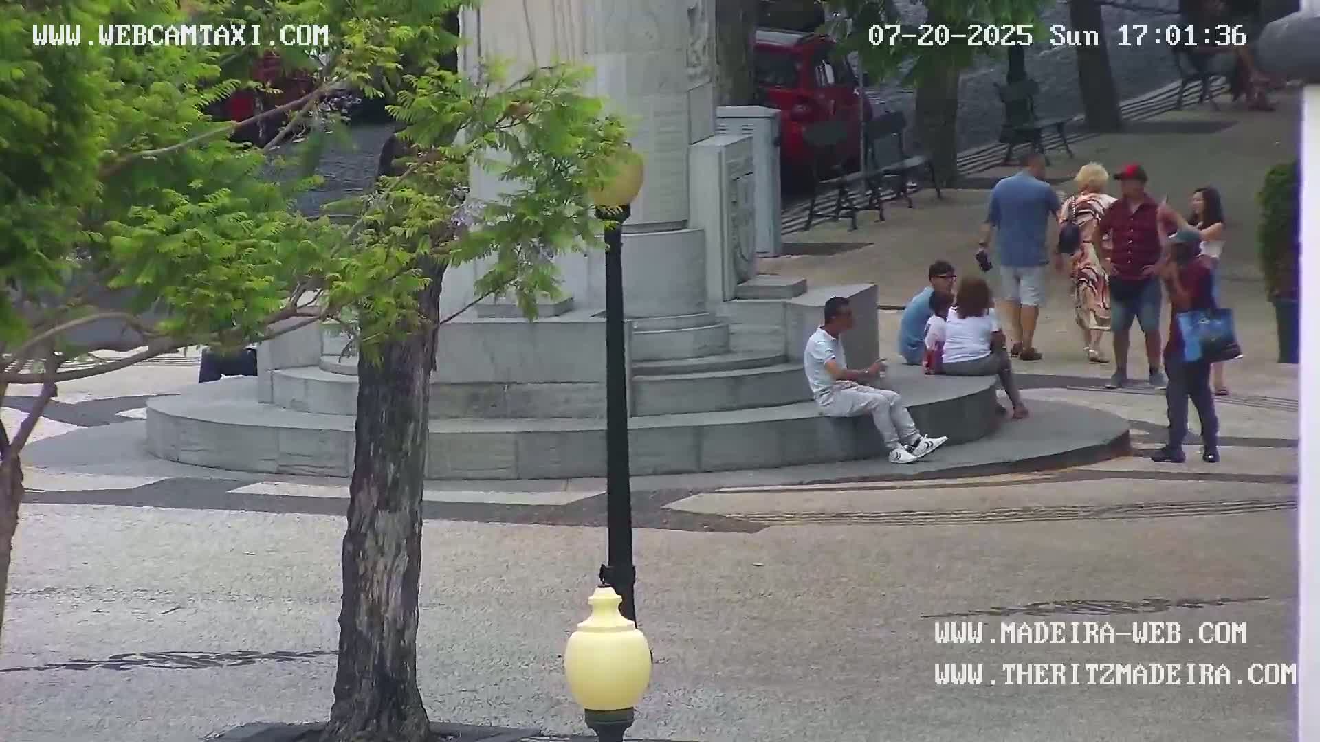 Ritz, Avenida Arriaga Avenue & Joao Goncalves Zarco Statue Live Cam - Funchal, Madeira, Portugal