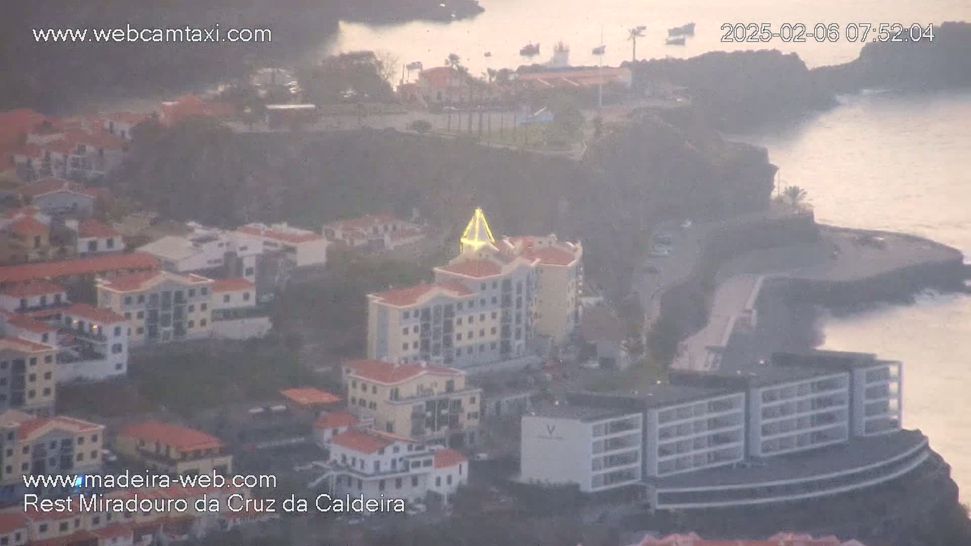 Cruz da Caldeira & West Fucnhal Skyline Live Cam - Camara de Lobos, Madeira, Portugal