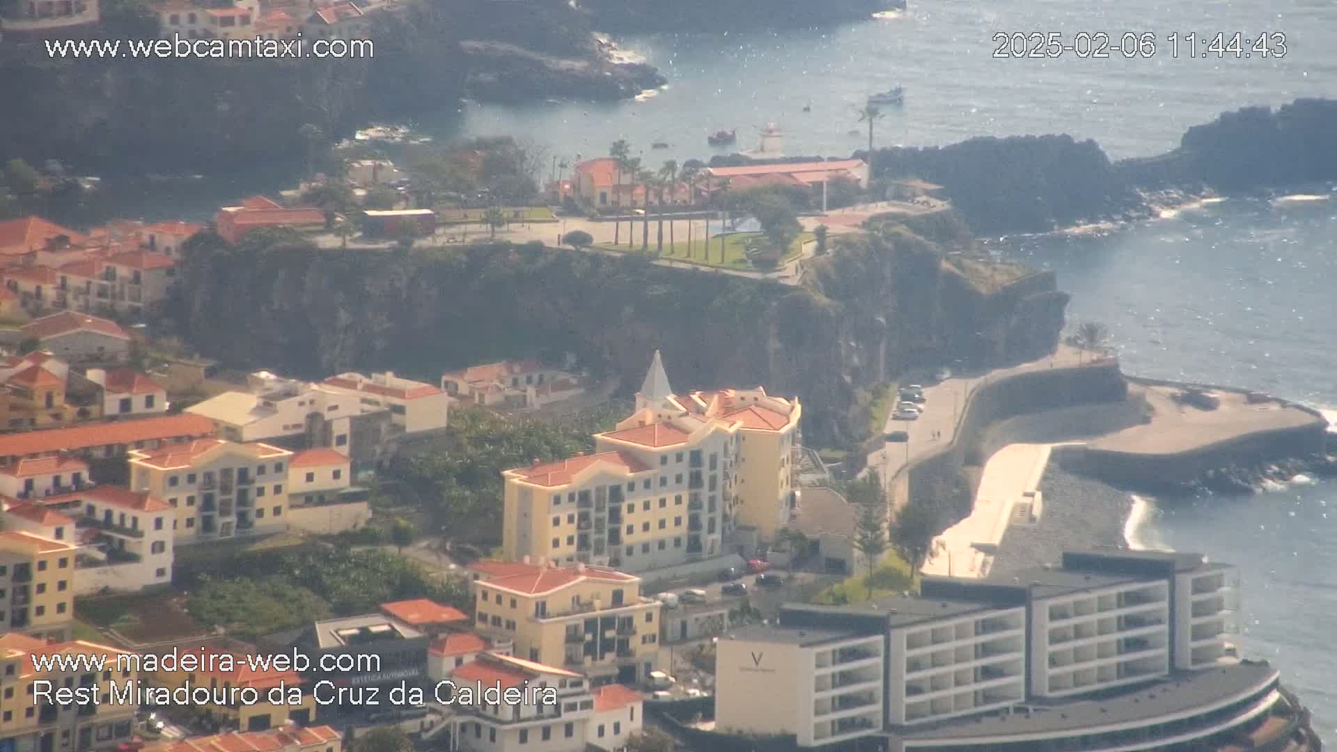 Cruz da Caldeira & West Fucnhal Skyline Live Cam - Camara de Lobos, Madeira, Portugal