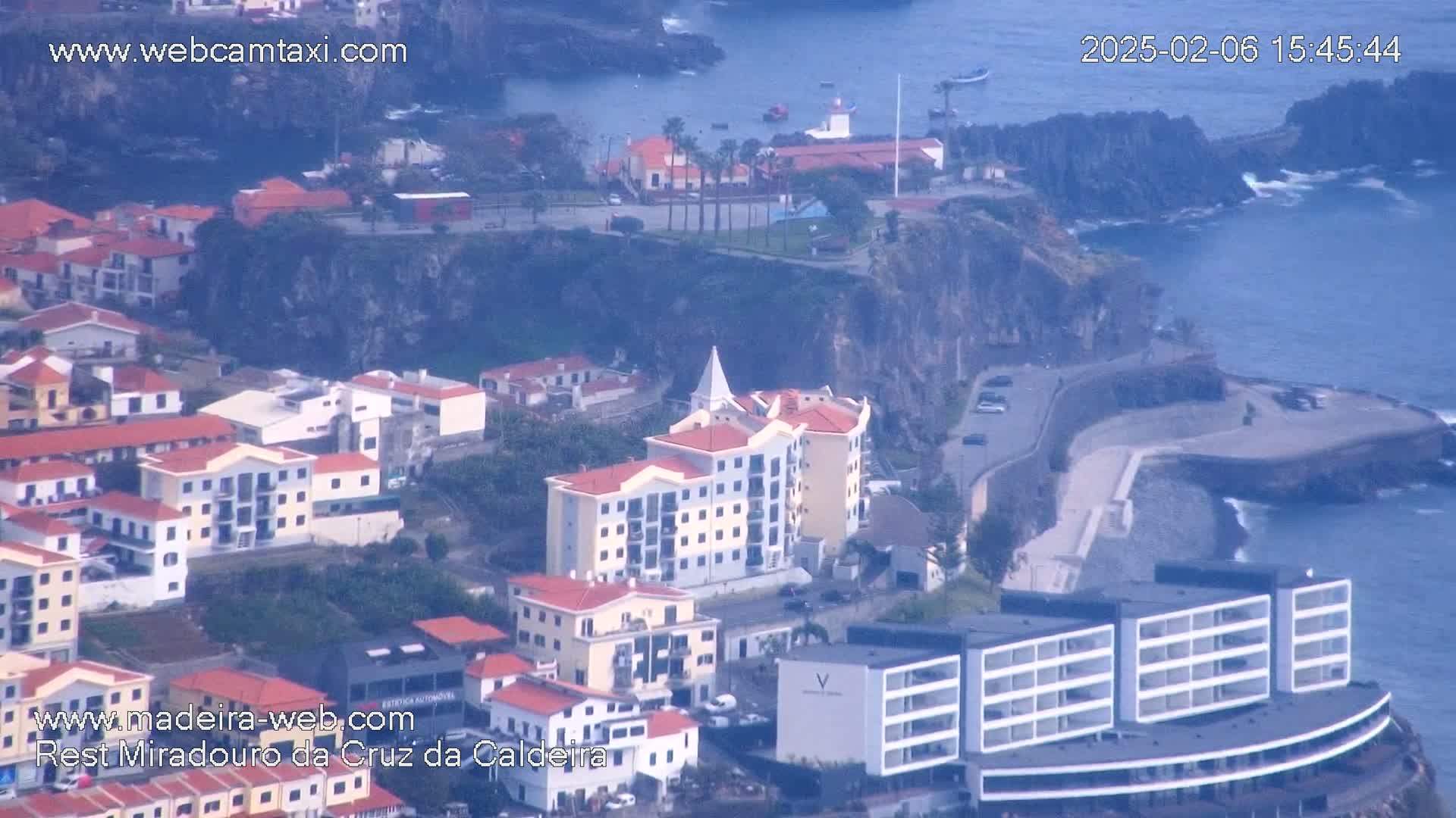 Cruz da Caldeira & West Fucnhal Skyline Live Cam - Camara de Lobos, Madeira, Portugal