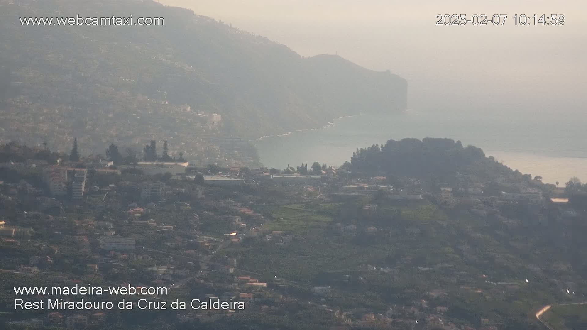 Cruz da Caldeira & West Fucnhal Skyline Live Cam - Camara de Lobos, Madeira, Portugal