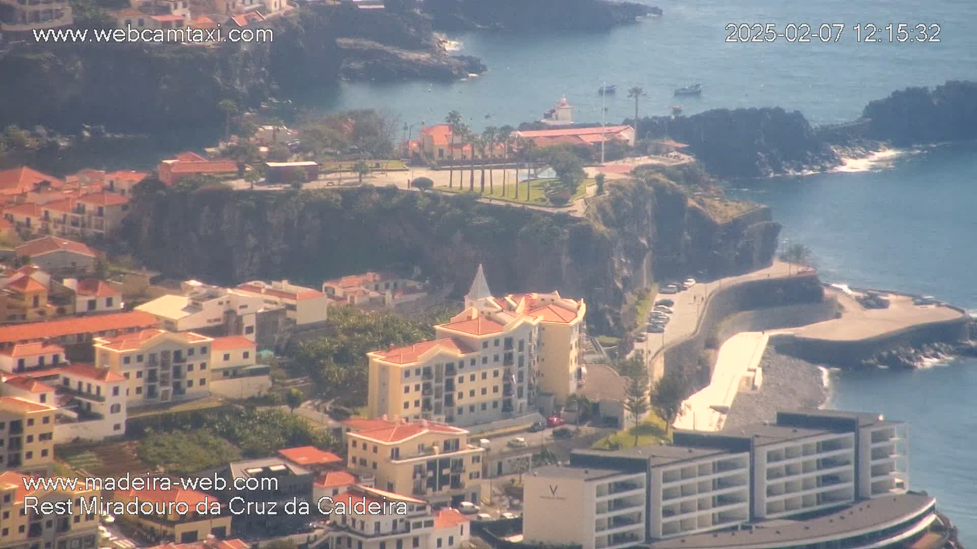 Cruz da Caldeira & West Fucnhal Skyline Live Cam - Camara de Lobos, Madeira, Portugal