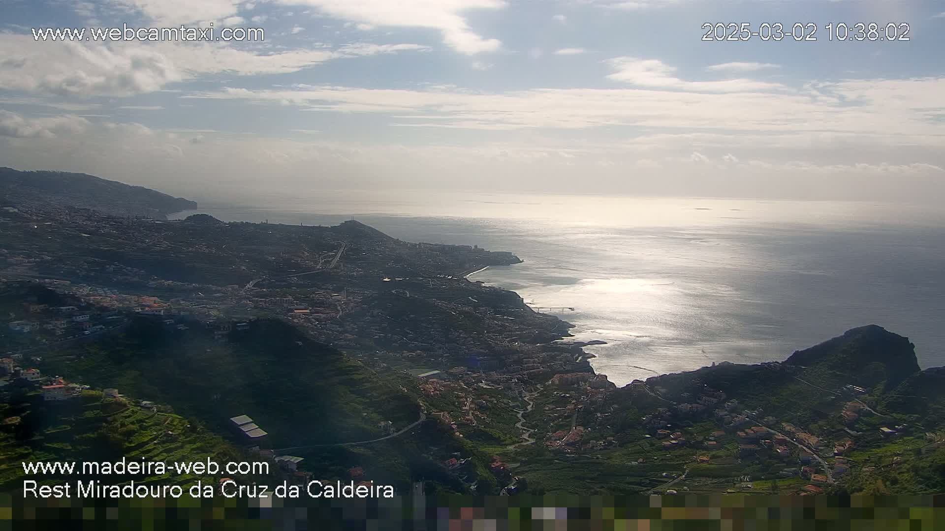 Cruz da Caldeira & West Fucnhal Skyline Live Cam - Camara de Lobos, Madeira, Portugal
